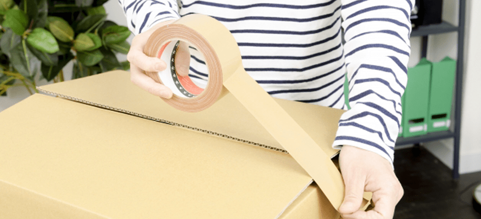 スナップリカーのラッピングはスタッフが手作業で丁寧に行います