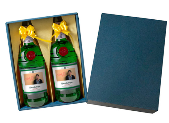 高級感あふれる紙製の化粧箱に入れて包装紙でラッピングするお得なスナップジン2本用ギフトラッピング